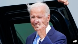 Predsjednik SAD Joe Biden "drži fige" kao odgovor na pitanje o kratkoričnom sporazumu o dugu, dok ulazi u predsednički helikopter na O'Hare međunarodnom aerodromu u Chicagu, 8. oktobar 2021. (Foto: AP/Susan Walsh)