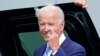 Presidenti Joe Biden bën gjestin e shpresëdhënies ndërsa pyetet nga gazetarët në Çikago për marrëveshjen për tavanin e borxhit (7 tetor 2021)