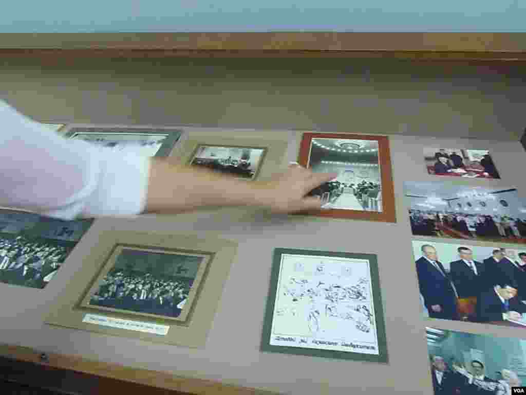 工作人員介紹校史。右側上屬第三張是胡錦濤2007年訪問喀山大學時的照片。 (美國之音白樺）