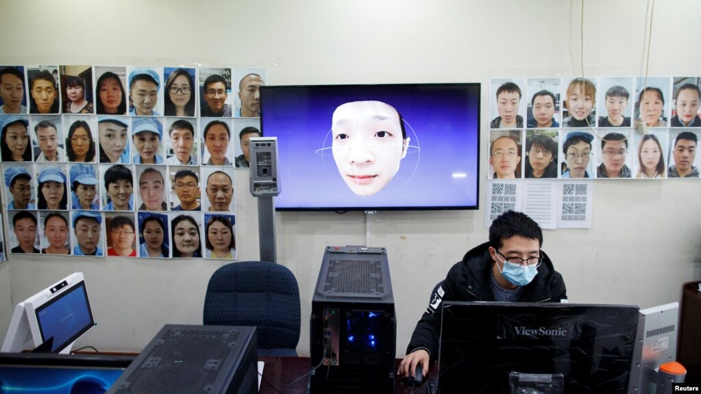 北京汉王科技的工程师正在研发可以识别戴着口罩的人的人脸识别技术。（2020年3月6日）(photo:VOA)