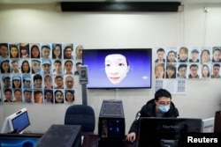 北京汉王科技的工程师正在研发可以识别戴着口罩的人的人脸识别技术。（2020年3月6日）