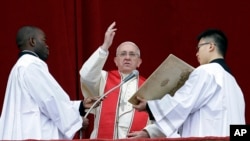 پاپ در حال نیایش روز کریسمس دعای «برای شهر و برای جهان» را می خواند. واتیکان، ۲۵ دسامبر ۲۰۱۳