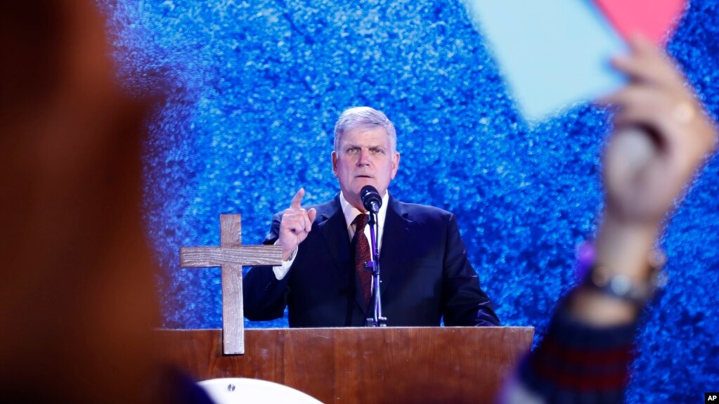 Mục sư Franklin Graham phát biểu tại buổi giảng đạo ở Hà Nội, 8/12/2017.