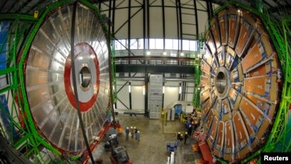 Pjesë nga magnetet gjigande brenda tunelit eksperimental të CERN-it (Qendra Evropiane e
Kërkimeve Bërthamore) 