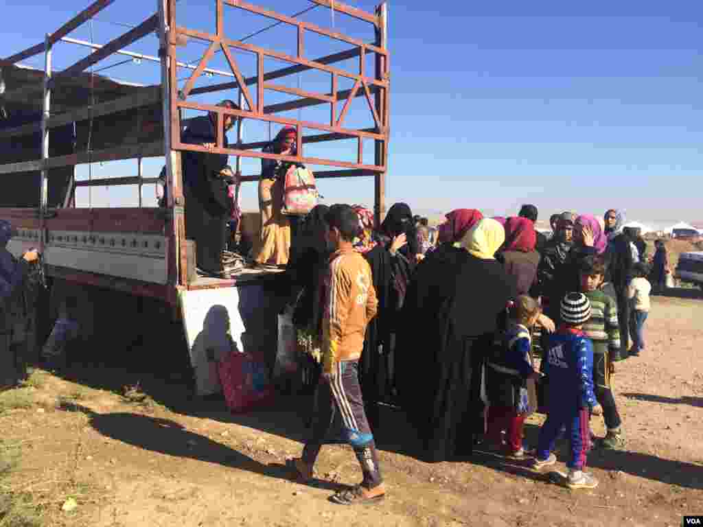 Families arrive at the Khazir camp in trucks, cars, tractors, army vehicles and even some construction vehicles on Nov. 3, 2016, in Kurdistan, northern Iraq. (H.Murdock/VOA)