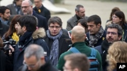 Ousted Catalan leader Carles Puigdemont (C) walks in the park with elected Catalan lawmakers of his Together for Catalonia party in Brussels on Jan. 12, 2018.