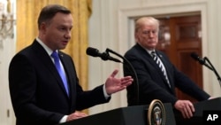 미국을 방문한 안제이 두다 폴란드 대통령이 18일 백악관에서 도널드 트럼프 대통령과 정상회담에 이어 공동기자회견을 했다.