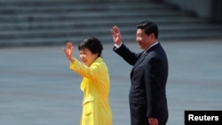 Južnokorejska predsednica Park Geun Hje i kineski predsednik Ši Djinping na aerodromu u Pekingu, 27. jun 2013.