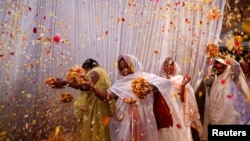 Para janda di Ashram Meera Sahavagini, Vrindavan, untuk pertama kalinya ikut dalam festival Holi (24//3/2013) yang dirayakan di seluruh wilayah India.
