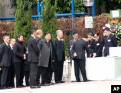 香港特首等在吊唁册上签名