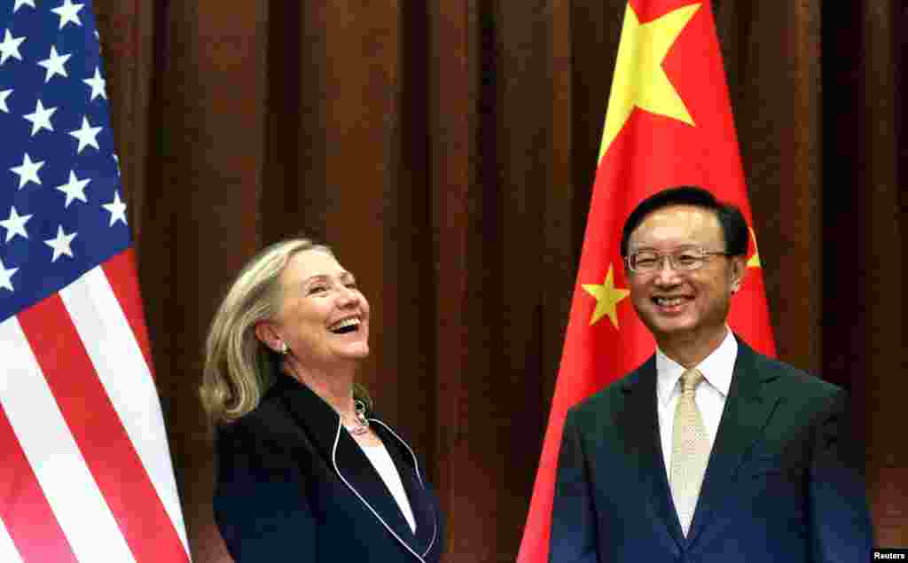 4일 베이징에서 만난 힐러리 클린턴 미 국무장관과(왼쪽)과 양제츠 중국 외교부장.