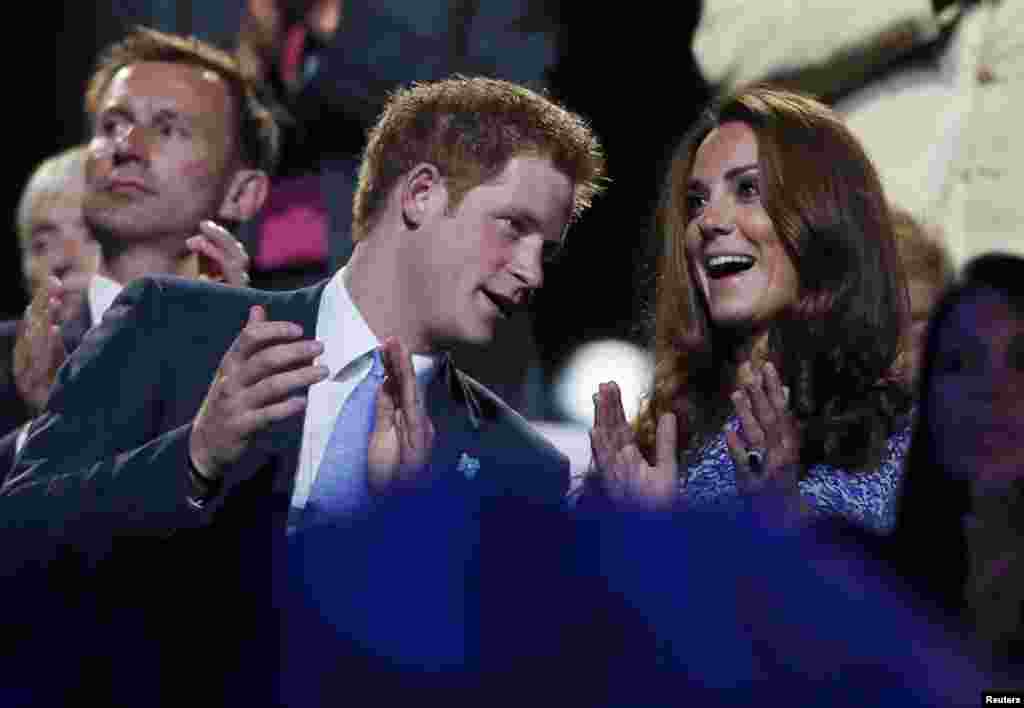 Ho&agrave;ng tử Anh Harry v&agrave; C&ocirc;ng tước Cambridge Kate Middleton dự lễ bế mạc Olympic London 2012.