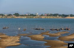 រូបឯកសារ៖ ទូកនេសាទសំចតនៅក្បែរច្រាំងទន្លេមេគង្គ ដែលបានប្រែពណ៌ខៀវខុសធម្មតា នៅក្នុងខេត្ត Nakhon Phanom ប្រទេសថៃ កាលពីថ្ងៃទី៤ ខែធ្នូ ឆ្នាំ២០១៩។