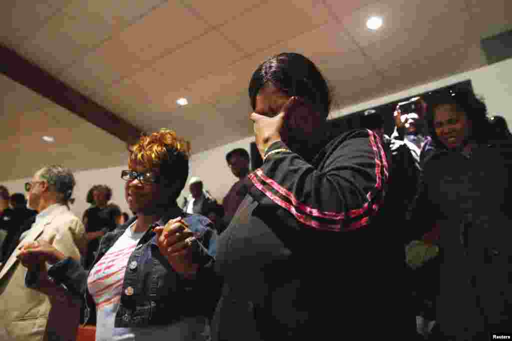 Mourners react during funeral services for 25-year old Freddie Gray in Baltimore, Maryland, April 27, 2015.