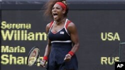 Serena Williams le ganó de forma demoledora a la rusa Maria Sharapova, venciéndola 6-0 y 6-1.