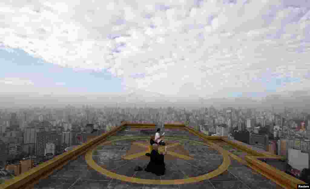 Un grupo de budistas se reúnen para meditar en la plataforma de aterrizaje del edificio Copan, una de las construcciones más elevadas en Sao Paulo, que fue creada por el reconocido arquitecto brasilero, Oscar Niemeyer. 