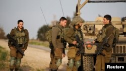 이스라엘 군인들이 17일 가자지구와의 접경지역 근처에 서 있다.