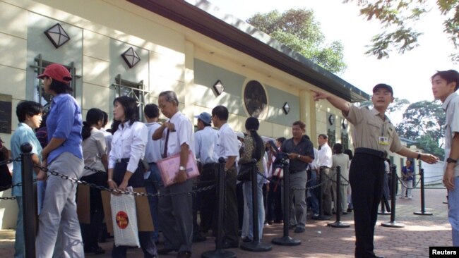 Người dân Việt Nam xếp hàng đợi phỏng vấn xin thị thực trước cửa lãnh sự quán Mỹ ở thành phố Hồ Chí Minh