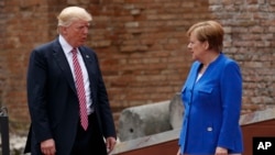 Prezida Trump (i bubamfu), na Shanseliyeli w'Ubudagi Angela Merkel (i buryo)