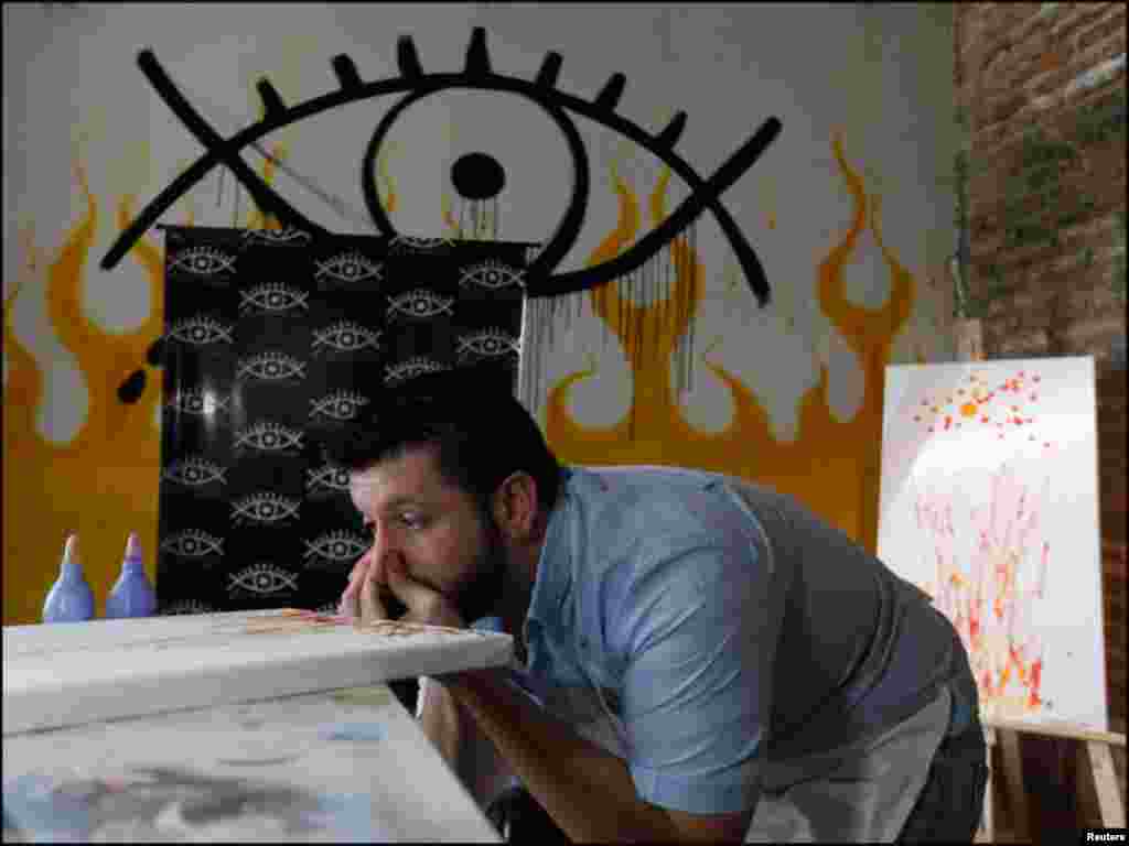 آنکھوں کے ذریعے آنسو نکال کر پینٹنگ بنانے کا منفرد فن کا منظر