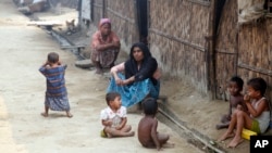 ຊາວ​ມຸສລິ​ມມຽນມາ ຖືວ່າ ພວກຕົນເປັນຊາວມຸສລິມ “Rohingya” ທີ່ຖືກປາບປາມ ມາເປັນເວລາດົນນານມາແລ້ວ ຢູ່ສູນ Da Paing ສຳຫລັບຊາວມຸສລິມອົບພະຍົບ ທາງທິດເໜືອ ຂອງເມືອງ Sittwe ໃນລັດ Rakhine ທີ່ຢູ່ກ້ຳຕາເວັນຕົກຂອງມຽນມາ ເມື່ອວັນທີ 2 ເມສາ 2014.