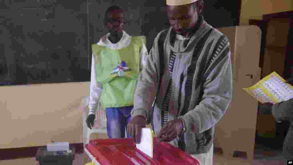 Un refugié centrafricain vote dans un bureau de vote de la ville frontalière de Garoua Boulai, Cameroun 30 décembre 2015.