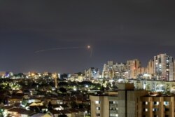 Garis-garis cahaya terlihat saat sistem anti-rudal Iron Dome Israel mencegat roket yang diluncurkan dari Jalur Gaza menuju Israel, seperti yang terlihat dari Ashkelon, Israel, 11 September 2021. (REUTERS/Amir Cohen)