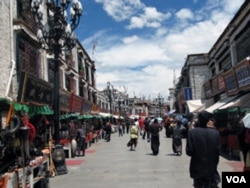 Suasana di salah satu pusat kota di Lhasa, ibukota Tibet. Warga Tibet merasa pembangunan ekonomi hanya menguntungkan warga etnis Han.