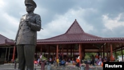 FILE - A statue of former Indonesian president Suharto is pictured at the Suharto museum in Yogyakarta, March 29, 2014.