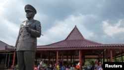 FILE - A statue of former Indonesian president Suharto is pictured at the Suharto museum in Yogyakarta, March 29, 2014.