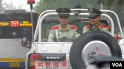 北京在香港佔中期間加強了對異議人士的打壓。圖為在北京街道上巡邏的中國武裝警察。 (美國之音記者東方所攝)