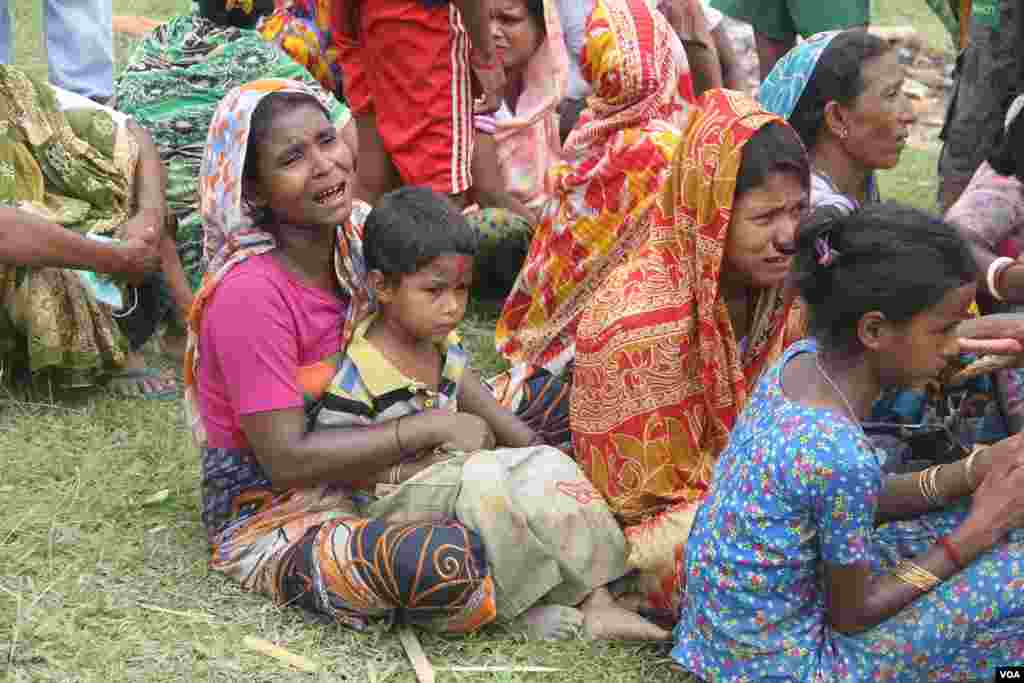 Sekelompok keluarga warga Hindu yang sedang berduka di Negara Bagian Rakhine Utara di Myanmar, 27 September 2017. (Moe Zaw and Sithu Naing/VOA Burmese)