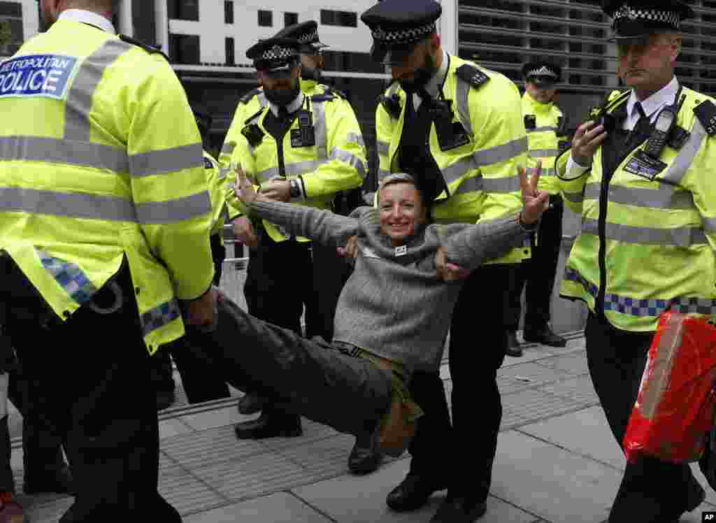در حالی معترضان به تغییرات آب و هوایی در لندن دست به نافرمانی مدنی زده اند که پلیس نیز برخی آنها را بازداشت می&zwnj;کند.&nbsp;