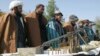 گروهی از جنگجویان طالبان که برای پیوستن به فرایند صلح اسلحه خود را زمین گذاشتند.