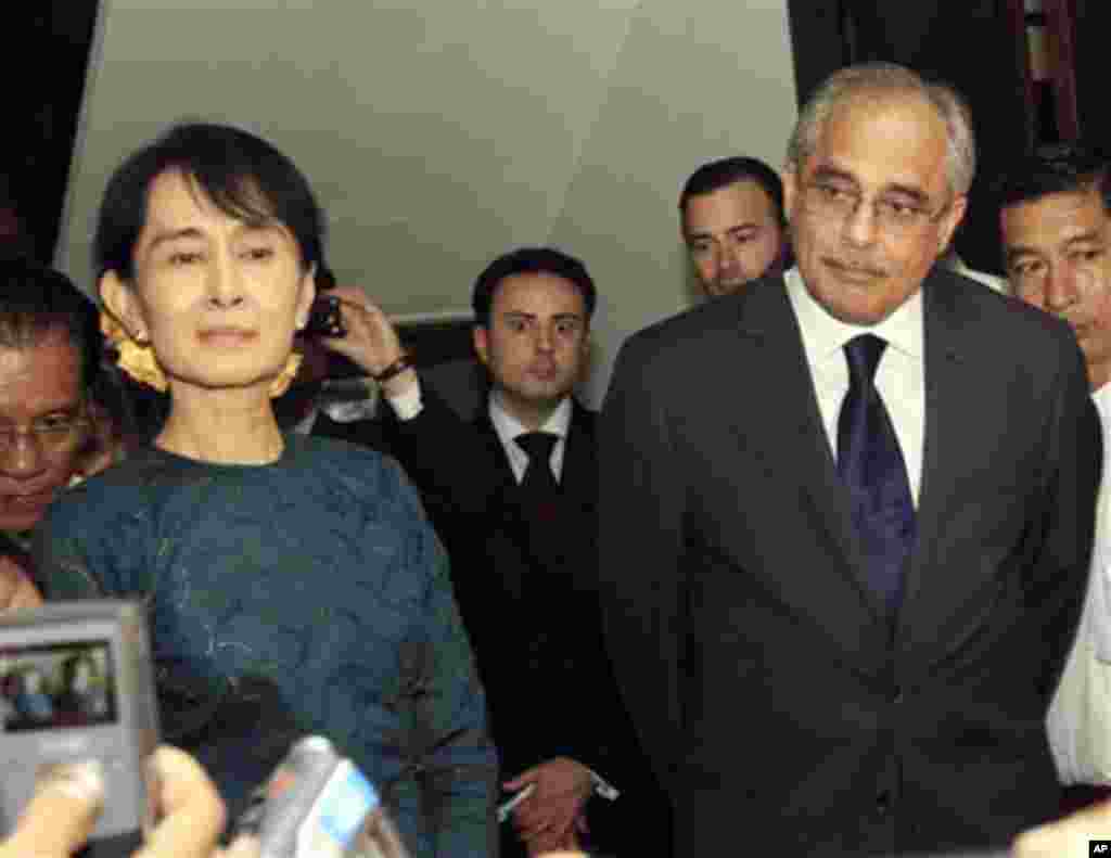 Myanmar's pro-democracy leader Aung San Suu Kyi, left, and Vijay Nambiar,right, U.N. special envoy to Myanmar, stand together during a press conference after their meeting at her home Thursday, Nov. 3, 2011, in Yangon, Myanmar. (AP Photo/Khin Maung Win)