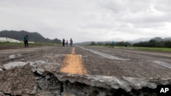 Un intenso temblor secundario aturdió a la población y alguna gente gritó y huyó despavorida.