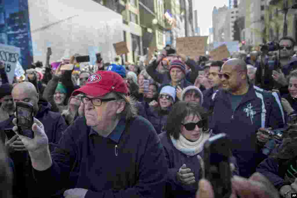 O realizador Michael Moore junta-se aos manifestantes durante os protestos contra o Presidente-eleito Donald Trump na 5&ordf; Avenida, junto à Trump Tower em Nova Iorque, Nov. 12, 2016.