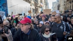 Manifestações contra Donald Trump continuam nos EUA e não só