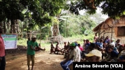 Une communauté pygmée de Souanke discutant de la création du Parc Messeko Dja, à Brazzaville, le 13 mars 2019. (VOA/Arsène Séverin)