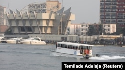 Un bateau des services de ferry de l'État de Lagos quitte la jetée du terminal Five Cowries à Lagos, au Nigéria, le 10 février 2020. 