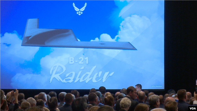 美国空军2016年9月19日命名B-21为奇袭者战略轰炸机 （美国之音黎堡摄）