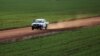 一澳大利亚农民开车驶过自己农场的麦田
