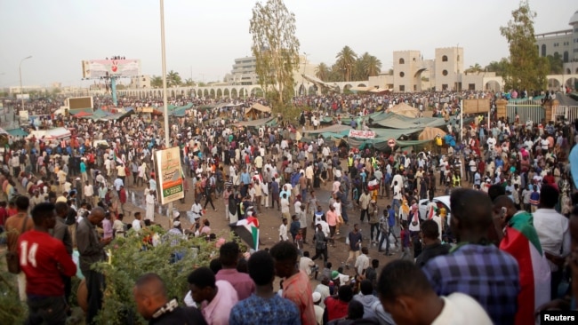 Sudanese demonstrators gather as they protest against the army’s announcement that President Omar al-Bashir would be replaced by a military-led transitional council, outside the Defense Ministry in Khartoum, Sudan, April 11, 2019.