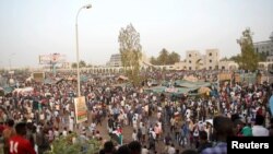 Manifestants devant le ministère de la Défense à Khartoum au Soudan, le 11 avril 2019.