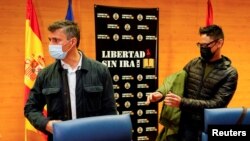 Los disidentes Leopoldo López (izq.) y Yunior Garcíade Venezuela y Cuba, respectivamente, momentos antes de una reunión conjunta en la Facultad de Política de la Universidad Complutense de Madrid, en Madrid, España, el 13 de diciembre de 2021. 
