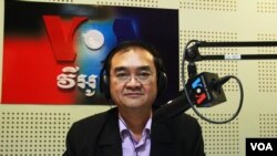 លោក ឌឹម សុវណ្ណារុំ អ្នកនាំពាក្យ​គណៈកម្មាធិការជាតិ​រៀបចំការបោះឆ្នោត​ចូល​រួម​ជា​វាគ្មិន​ពិភាក្សា​អំពី​ប្រធានបទ «សារៈសំខាន់​នៃ​សុចរិតភាព​ក្នុងដំណើរ​ការ​បោះឆ្នោតឆ្នាំ២០១៨» ជាមួយ​អ្នកសម្របសម្រួល​ លោក សាយ មុន្នី នៅ​ក្នុង​កម្មវិធី Hello VOA ពិសេស​កាល​ពី​ថ្ងៃ​ពុធ 