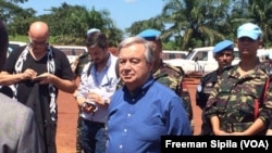 Le secrétaire général Antonio Guterres de l'ONU entouré des Casques bleus à Bangassou, en Centrafrique, le 25 octobre 2017. (VOA/Freeman Sipila)
