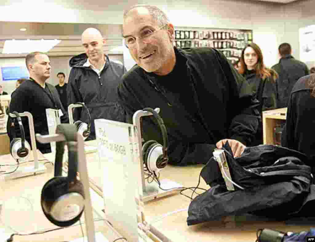 Steve Jobs smiles at the grand opening of the new Apple Store on 5th Avenue in New York, 2006. (Reuters)