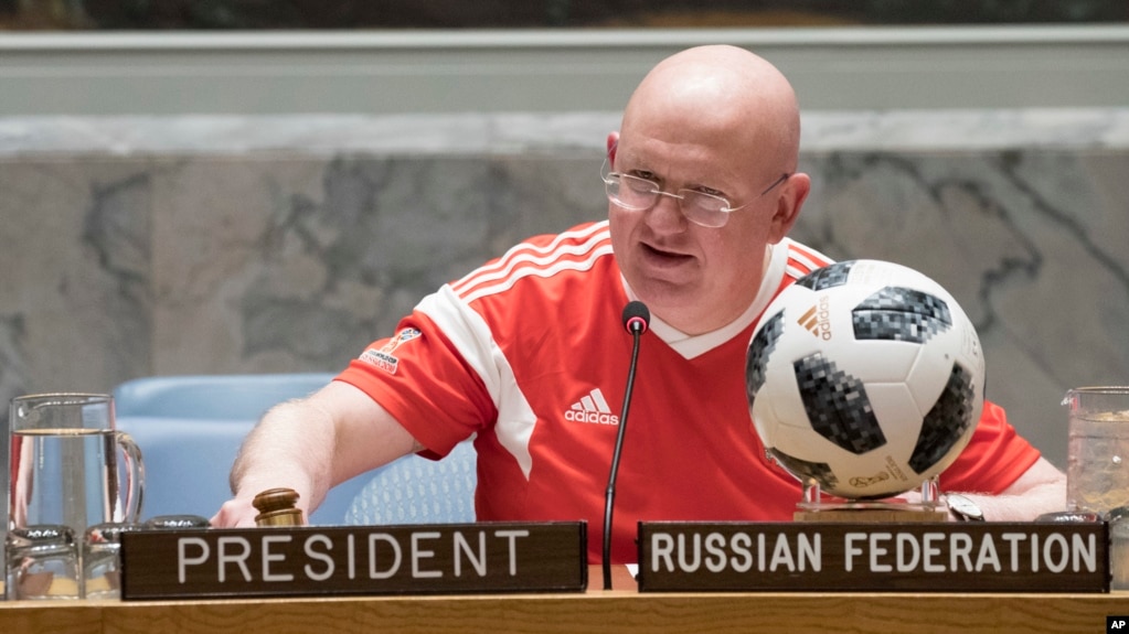El embajador ruso en la ONU, Vassily Nebenzia, posa para una foto en su asiento en el Consejo de Seguridad el jueves, 14 de junio de 2018.