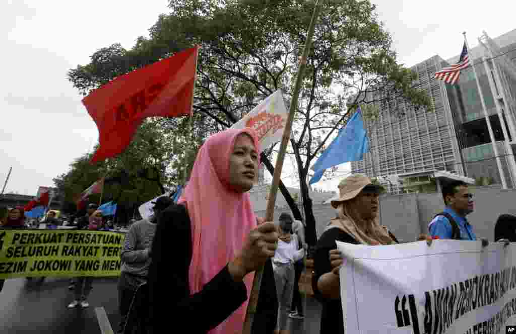 Activistas de derechos humanos marcharon el martes en la capital de Indonesia, pidiendo al gobierno de los musulmanes más poblados del mundo y la tercera democracia más grande que proteja y respete los derechos humanos.